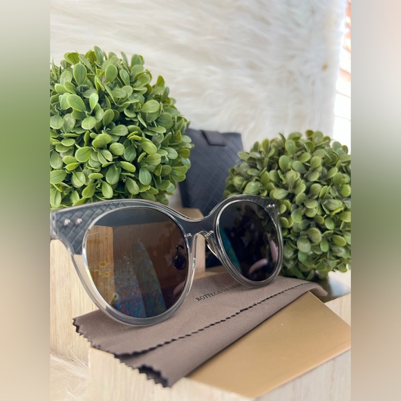 Bottega Veneta Accessories - **NWOT** Excellent Bottega Veneta Round Frame, Gunmetal Sunglasses- No Scratches